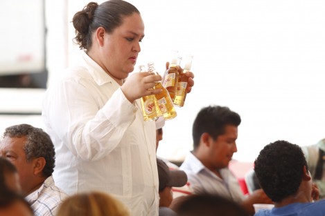 El candidato de la coalición <em>Todos Por Veracruz</em>, José Yunes Zorrilla, convivió en la ciudad de Veracruz, con trabajadores de la construcción para celebrar el Día de la Santa Cruz. 