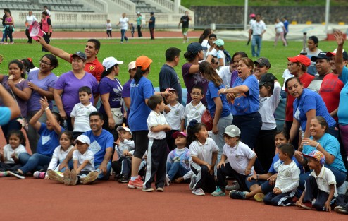 Familias completas participan en carreras de obstáculos, cien metros y más, en un ambiente de camaradería, alumnos, padres de familia y maestros, se divierten y hacen deporte. 