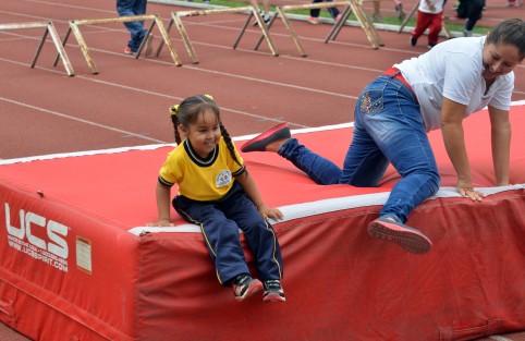 Familias completas participan en carreras de obstáculos, cien metros y más, en un ambiente de camaradería, alumnos, padres de familia y maestros, se divierten y hacen deporte. 