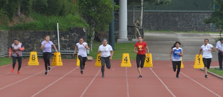 La profesoras compitieron entre ellas en una carrera de 100 metros.  