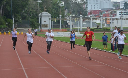 La profesoras compitieron entre ellas en una carrera de 100 metros.  