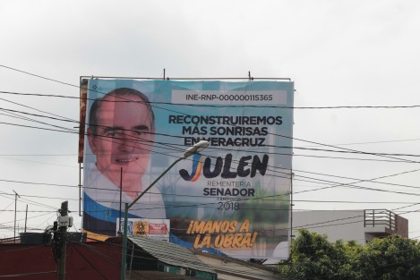 La propaganda pro y anti electoral se comienza a ver en las calles de Xalapa. Algunos por todas partes, otros apenitas... se nota en dónde hay recursos pues hasta para poner recados o anticampañas les alcanza. 