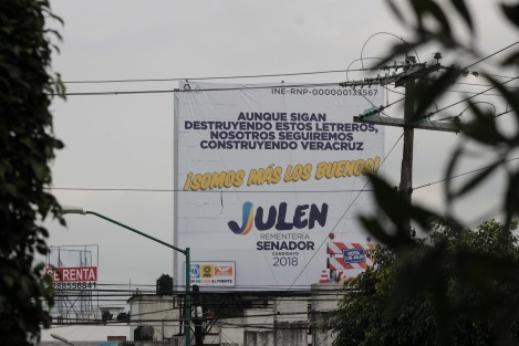 La propaganda pro y anti electoral se comienza a ver en las calles de Xalapa. Algunos por todas partes, otros apenitas... se nota en dónde hay recursos pues hasta para poner recados o anticampañas les alcanza. 