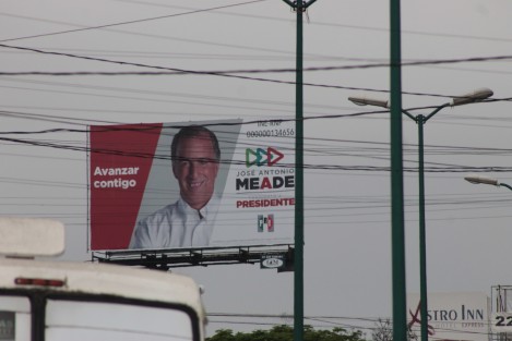 La propaganda pro y anti electoral se comienza a ver en las calles de Xalapa. Algunos por todas partes, otros apenitas... se nota en dónde hay recursos pues hasta para poner recados o anticampañas les alcanza. 