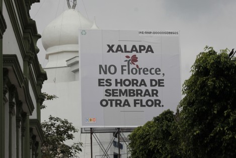 La propaganda pro y anti electoral se comienza a ver en las calles de Xalapa. Algunos por todas partes, otros apenitas... se nota en dónde hay recursos pues hasta para poner recados o anticampañas les alcanza. 