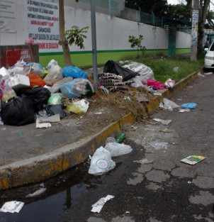 El eterno problema de los ayuntamientos, la basura; entran diciendo tener la solución y llegando no dimencionan el problema, ni sus comentarios echándole la culpa a los menos indicados; esto a 5 meses de su gestión municipal del actual ayuntamiento de Xalapa. Hay también un impuesto que cobran dizque para mejorar la dirección de Limpia Pública. Irónico ¿no?
