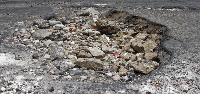 Así fue el bacheo en algunas calles que realizó este ayuntamiento xalapeño;  nadamás le echaron escombro, arena y ahí se va, por  eso no duraron más de una semana dizque tapados. Grandes obras para mejorar Xalapa.
