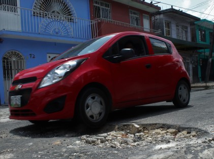 Así fue el bacheo en algunas calles que realizó este ayuntamiento xalapeño;  nadamás le echaron escombro, arena y ahí se va, por  eso no duraron más de una semana dizque tapados. Grandes obras para mejorar Xalapa.
