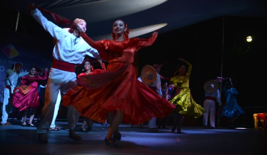 El Ballet Folklórico Califra de Michoacán se presentó en Xalapa, en el Encuentro Internacional de las Artes que se lleva a cabo en el parque Juárez. Por más de dos horas los presentes disfrutaron de este hermoso espectáculo.