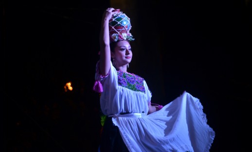 El Ballet Folklórico Califra de Michoacán se presentó en Xalapa, en el Encuentro Internacional de las Artes que se lleva a cabo en el parque Juárez. Por más de dos horas los presentes disfrutaron de este hermoso espectáculo.
