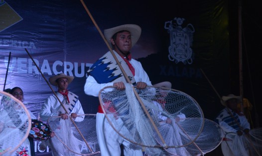El Ballet Folklórico Califra de Michoacán se presentó en Xalapa, en el Encuentro Internacional de las Artes que se lleva a cabo en el parque Juárez. Por más de dos horas los presentes disfrutaron de este hermoso espectáculo.