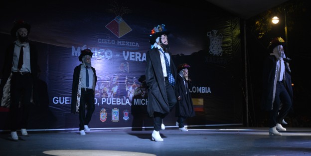 El Ballet Folklórico Califra de Michoacán se presentó en Xalapa, en el Encuentro Internacional de las Artes que se lleva a cabo en el parque Juárez. Por más de dos horas los presentes disfrutaron de este hermoso espectáculo.