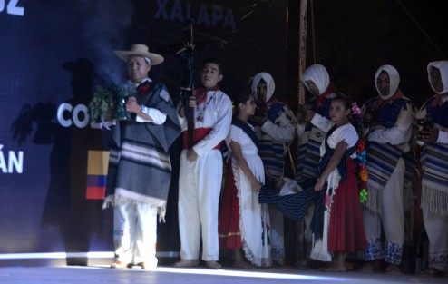 El Ballet Folklórico Califra de Michoacán se presentó en Xalapa, en el Encuentro Internacional de las Artes que se lleva a cabo en el parque Juárez. Por más de dos horas los presentes disfrutaron de este hermoso espectáculo.