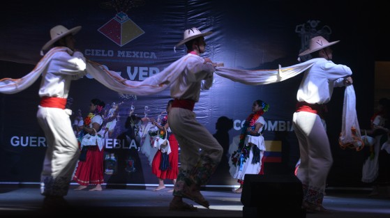 El Ballet Folklórico Califra de Michoacán se presentó en Xalapa, en el Encuentro Internacional de las Artes que se lleva a cabo en el parque Juárez. Por más de dos horas los presentes disfrutaron de este hermoso espectáculo.
