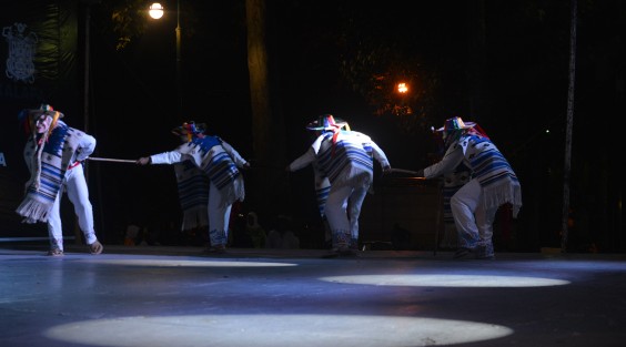 El Ballet Folklórico Califra de Michoacán se presentó en Xalapa, en el Encuentro Internacional de las Artes que se lleva a cabo en el parque Juárez. Por más de dos horas los presentes disfrutaron de este hermoso espectáculo.
