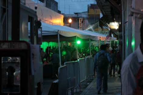 Locatarios del mercado Jáuregui celebraron un aniverario más de ese tradicional centro de abasto en Xalapa. Debido a las obras de remodelación del mismo, el baile se realizó cerrando la calle de Tamborrell.   