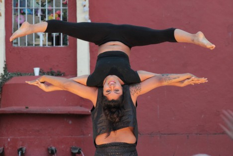 Con acrobacias, malabares, payasos y más, se celebró en la plazoleta de Xallitic el arte circense. 
