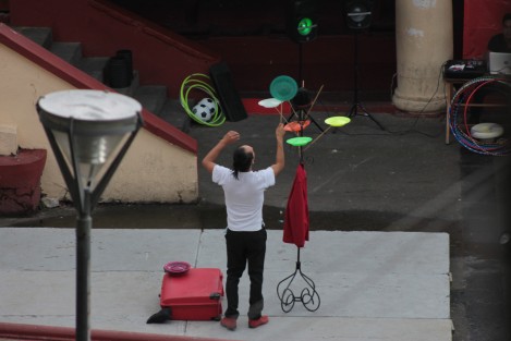Con acrobacias, malabares, payasos y más, se celebró en la plazoleta de Xallitic el arte circense. 