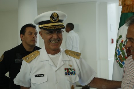 Castañón Zamacona aseguró que el rescate se realizó con un helicóptero de la Armada de México y el buzo se encuenta siendo atendido en la Heróica Escuela Naval de Anton Lizardo.
