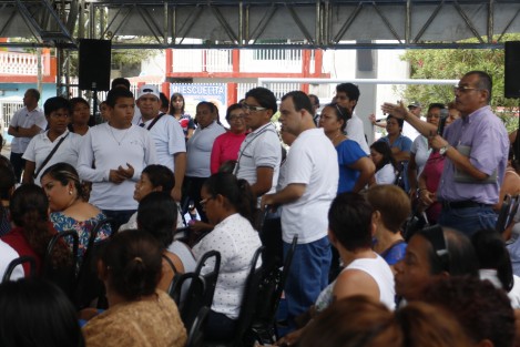 Un grupo de niños deportistas con condiciones especiales demandaron al candidato al gobierno de Veracruz, Miguel Ángel Yunes Márquez, ser incluidos en programas de apoyo al deporte, pues aseguraron que no han recibido recursos, lo que los ha excluido de competencias importantes durante la presente administración. 