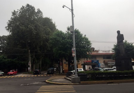En algunos casos dichas cámaras ya están instaladas; el problema que se observa a simple vista es que los postes de las cámaras fueron puestos precisamente sobre pasos peatonales, lo que obstruye el libre paso.  