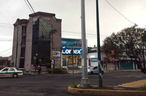 Lo que también es cierto que  varios postes que estaban de administraciones pasadas no fueron utilizados  y se colocaron nuevos alguna razón tendrá la empresa encargada.