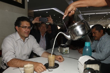 El senador con licencia Armando Ríos Peter, aseguró en Veracruz que conseguirá un millón de votos en favor del candidato del PRI, José Antonio Meade Kuribeña.  ¿Como las firmas que reunió?