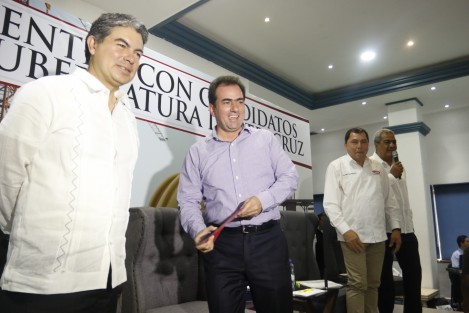 Los cuatro candidatos a la gubernatura de Veracruz, sostuvieron un encuentro con socios y dirigentes de CMIC. Durante el foro, los aspirantes expusieron sus propuestas en materia de obra pública en la que destacó la reconstrucción de las carreteras estatales.
