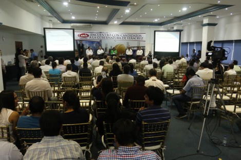 Los cuatro candidatos a la gubernatura de Veracruz, sostuvieron un encuentro con socios y dirigentes de CMIC. Durante el foro, los aspirantes expusieron sus propuestas en materia de obra pública en la que destacó la reconstrucción de las carreteras estatales.