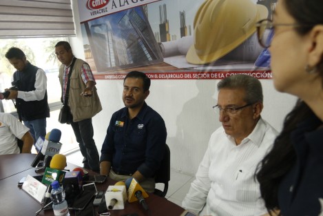 Los cuatro candidatos a la gubernatura de Veracruz, sostuvieron un encuentro con socios y dirigentes de CMIC. Durante el foro, los aspirantes expusieron sus propuestas en materia de obra pública en la que destacó la reconstrucción de las carreteras estatales.