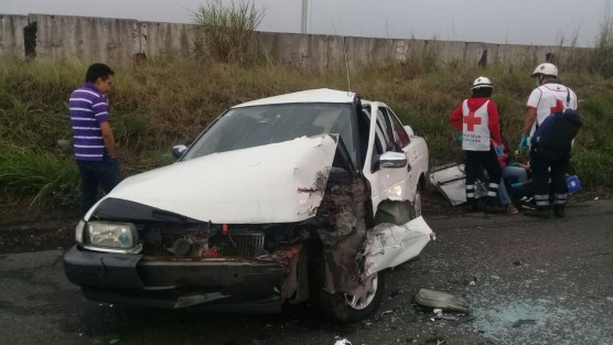  La mañana de este martes se registró un accidente sobre la carretera Cuitláhuac-La Tinaja, donde se vieron involucrados un Tsuru y un tráiler.