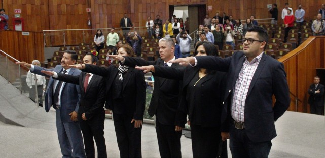 Ante el Pleno del Congreso del Estado de Veracruz rindieron la protesta de ley los ciudadanos Adriana Martínez Cadena, Carlos Felipe Alvarado Domínguez, Guillermo Gutiérrez Porras, Javier Jair Heredia Riverón, Jair Alejandro Moreno García y Rosa Aurora García Luna como integrantes del Consejo Consultivo del Instituto Veracruzano de Acceso a la Información y Protección de Datos Personales (IVAI).  
