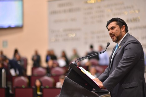 El diputado Vicente Guillermo Benítez González presentó una iniciativa de reforma a la Ley de Protección a los Animales para el Estado de Veracruz que busca especificar la prohibición de mutilar a los animales cuyo objeto sea modificar su apariencia o conseguir un fin no médico,  particularmente en cortes de cola, orejas, sección de las cuerdas vocales y extirpación de uñas y dientes.