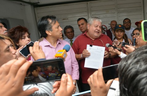 El dirigente  estatal de MORENA, Manuel Huerta Ladrón de Guevara, acompañado del candidato a la gubernatura por ese partido, Cuitláhuac García, y otros candidatos, acudieron a presentar denuncias en la FEPADE y PGR, contra el gobernador Miguel Ángel Yunes Linares y su hijo, por el uso de programas sociales para inducir al voto a favor del candidato de la alianza PAN- PRD a la gubernatura. 