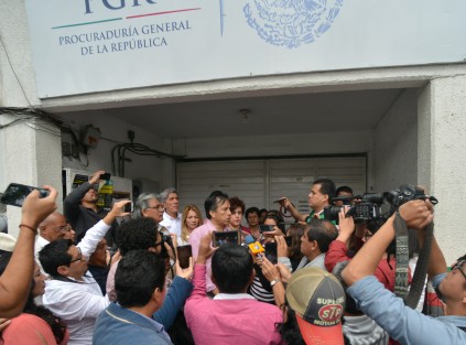 El dirigente  estatal de MORENA, Manuel Huerta Ladrón de Guevara, acompañado del candidato a la gubernatura por ese partido, Cuitláhuac García, y otros candidatos, acudieron a presentar denuncias en la FEPADE y PGR, contra el gobernador Miguel Ángel Yunes Linares y su hijo, por el uso de programas sociales para inducir al voto a favor del candidato de la alianza PAN- PRD a la gubernatura. 