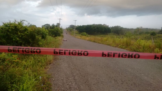  Con impactos de bala en la cabeza, dos hombres ejecutados fueron localizados sobre la carretera federal que comunica con Gutiérrez Zamora con Nautla. 