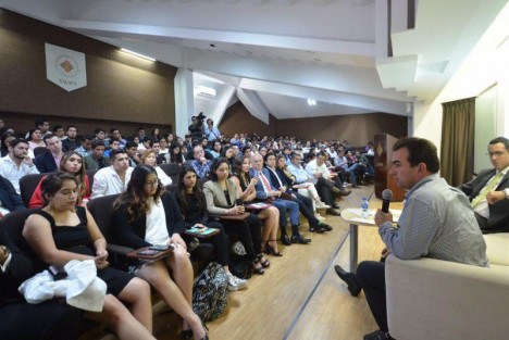 El candidato a Gobernador de la coalición Por un Veracruz Mejor sostuvo encuentros con universitarios en la capital del estado. 