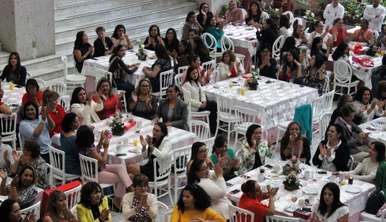 En el Congreso fue el festejo del Día de la Madre, para la que ahí laboran, entre ellas se vieron  personal de seguridad, de intendencia y trabajadoras de oficinas administrativas; en el evento se vieron personal del sindicato, funcionarios del Congreso y diputados.