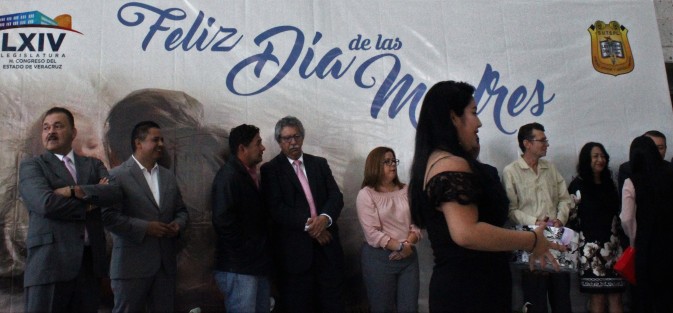 En el Congreso fue el festejo del Día de la Madre, para la que ahí laboran, entre ellas se vieron  personal de seguridad, de intendencia y trabajadoras de oficinas administrativas; en el evento se vieron personal del sindicato, funcionarios del Congreso y diputados.