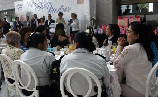 En el Congreso fue el festejo del Día de la Madre, para la que ahí laboran, entre ellas se vieron  personal de seguridad, de intendencia y trabajadoras de oficinas administrativas; en el evento se vieron personal del sindicato, funcionarios del Congreso y diputados.