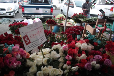 Con mucha actividadenla venta de flores, los mercados de Xalapa, por el Día de las Madres.