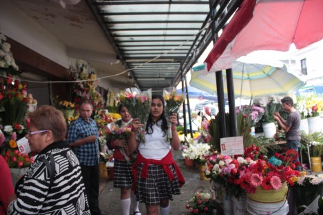 Con mucha actividadenla venta de flores, los mercados de Xalapa, por el Día de las Madres.