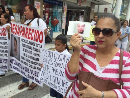 Madres de personas desaparecidas que integran el Colectivo de Búsqueda El Solecito Veracruzano, realizaron una marcha por la avenida Independencia. Las manifestantes aseguraron que el gobierno encubre, niega, simula y oculta casos de personas desaparecidas. 