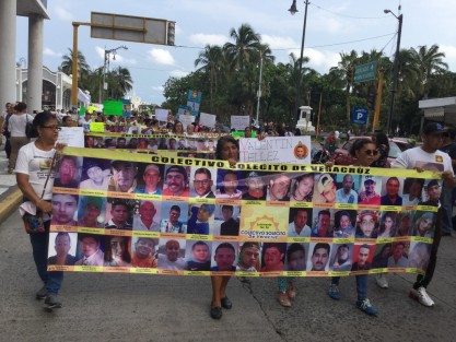 Madres de personas desaparecidas que integran el Colectivo de Búsqueda El Solecito Veracruzano, realizaron una marcha por la avenida Independencia. Las manifestantes aseguraron que el gobierno encubre, niega, simula y oculta casos de personas desaparecidas. 
