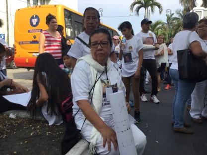 Madres de personas desaparecidas que integran el Colectivo de Búsqueda El Solecito Veracruzano, realizaron una marcha por la avenida Independencia. Las manifestantes aseguraron que el gobierno encubre, niega, simula y oculta casos de personas desaparecidas. 