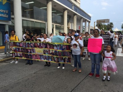 Madres de personas desaparecidas que integran el Colectivo de Búsqueda El Solecito Veracruzano, realizaron una marcha por la avenida Independencia. Las manifestantes aseguraron que el gobierno encubre, niega, simula y oculta casos de personas desaparecidas.