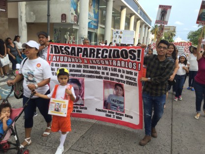 Madres de personas desaparecidas que integran el Colectivo de Búsqueda El Solecito Veracruzano, realizaron una marcha por la avenida Independencia. Las manifestantes aseguraron que el gobierno encubre, niega, simula y oculta casos de personas desaparecidas.