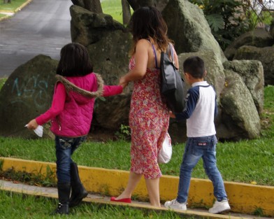 Hijo de su madre, cualquiera; pero madre, sólo hay una.  Cuídala y consiéntela siempre, porque no retoñan y el cariño es único.