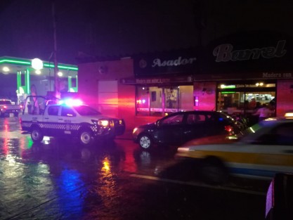 Decenas de hijos celebraban a sus madres en su día en el restaurante asadero de la colonia San Dimas, al sur de la ciudad de Córdoba,  despojando de la cuenta del día al restaurante y a los clientes y trabajadores de todo tipo de pertenencias.