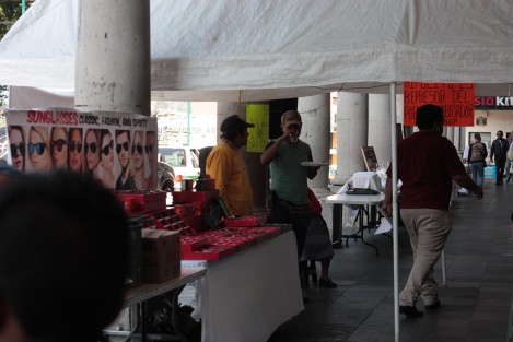Lo que originalmente era en los bajos del Palacio Municipal de Xalapa, una venta de artesanías y manualidades regionales, al parecer se está convirtiendo en otro tianguis de mercancía pirata. 